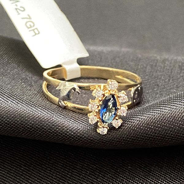 Anel de formatura em ouro 18k com 2.7 gramas com 8 pedras em zircônia uma navete em safira sintética com dois símbolos em ouro branco 