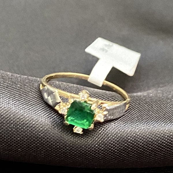 Anel de formatura em ouro 18k com 1.5 grama com 4 pedras de zircônia pedra quadrada em esmeralda sintética dois símbolos em ouro branco 