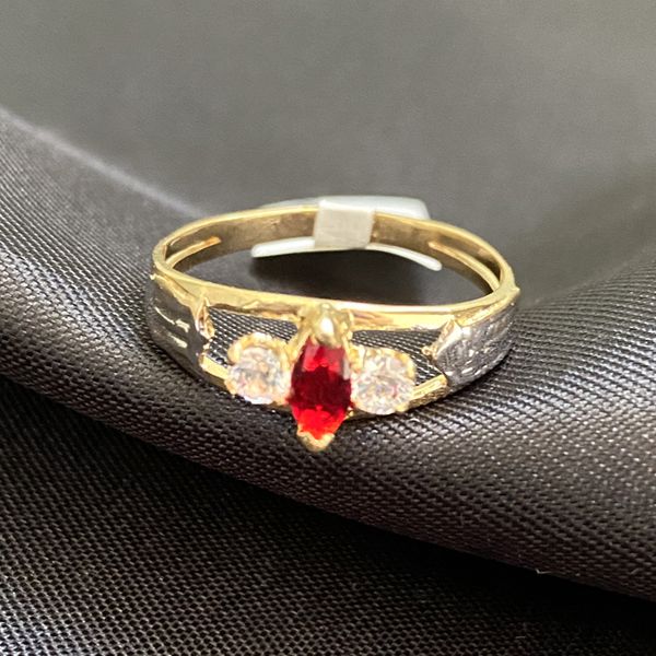 Anel de formatura em ouro 18k com2.5 gramas com duas zircônia com uma navete em rubi sintética com dois símbolos em ouro branco 