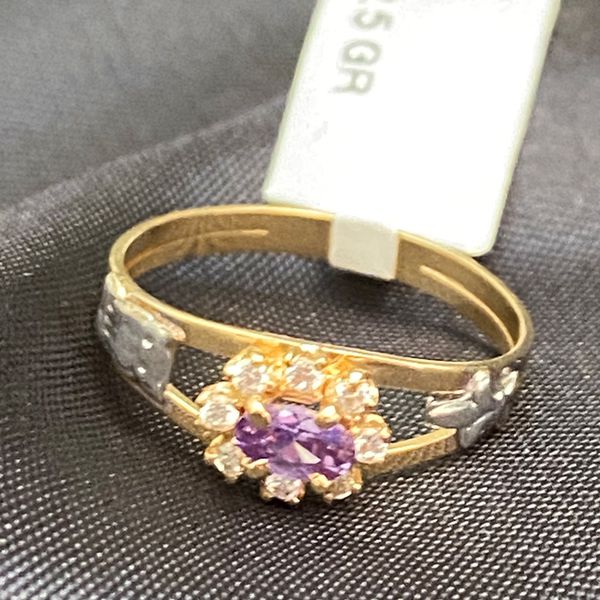 Anel de formatura em ouro 18k com 2.5 gramas com 8 pedras em zircônia uma pedra oval em ametista sintética dois símbolos em ouro branco 