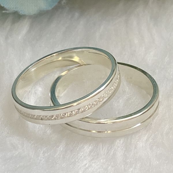 Aliança Prata 4mm Quadrada- Feminina cravejada em pedras - Masculina com uma caneleta lisa 