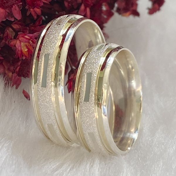 Aliança de Prata 6mm anatômica abaulada com duas canaletas em ouro trabalhada no meio diamantada
