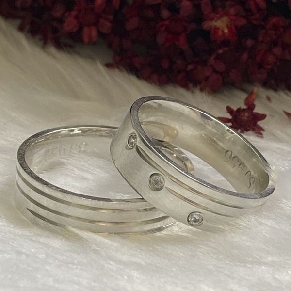 Aliança quadrada anatômica com 6 mm Feminina com duas pedras duas canaletas lisas Masculina com duas canaletas lisas