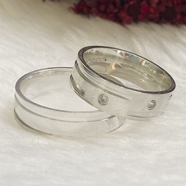 Aliança quadrada anatômica com 6 mm Feminina com duas pedras duas canaletas lisas Masculina com duas canaletas lisas