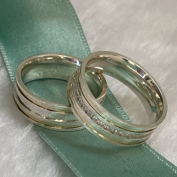 Aliança prata quadrada anatômica com 7mm Feminina cravejada no meio Com duas canaletas em ouro Masculina duas canaletas em ouro toda polida