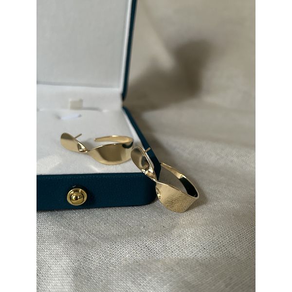 Brinco Argola Chapa Detalhe Torcido Banhado a Ouro 