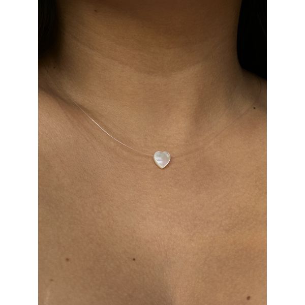 Colar Fio Nylon Coração Madrepérola
