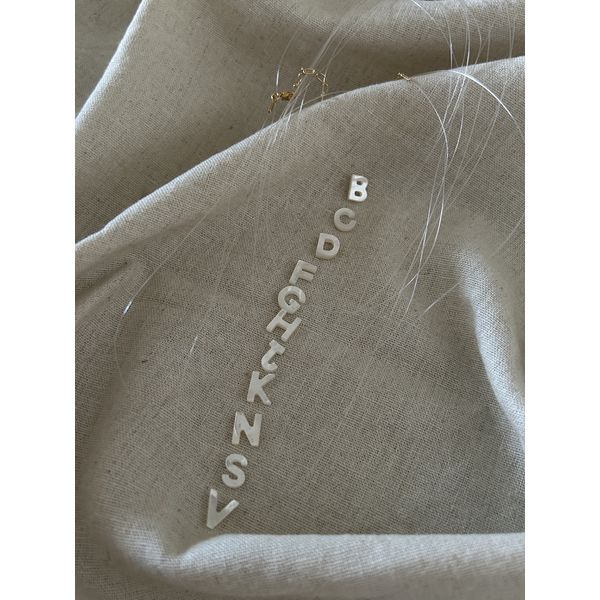 Colar Fio de Nylon Letra em Madrepérola 