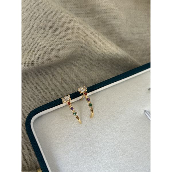 Brinco Ear Hook Cravejado Colorido Banhado a Ouro 