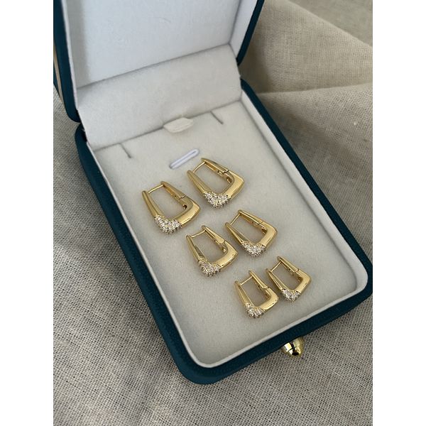 BRINCO ARGOLA TRIANGULAR CRAVEJADA BANHADA A OURO