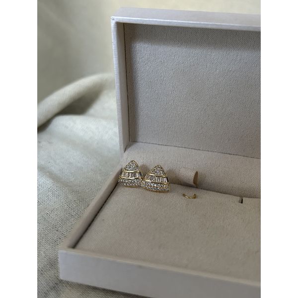 BRINCO TRIÂNGULO ZIRCÔNIAS BAGUETES BANHADO A OURO