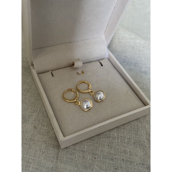 Brinco Argola Pérola Única Pendente Banhada a Ouro