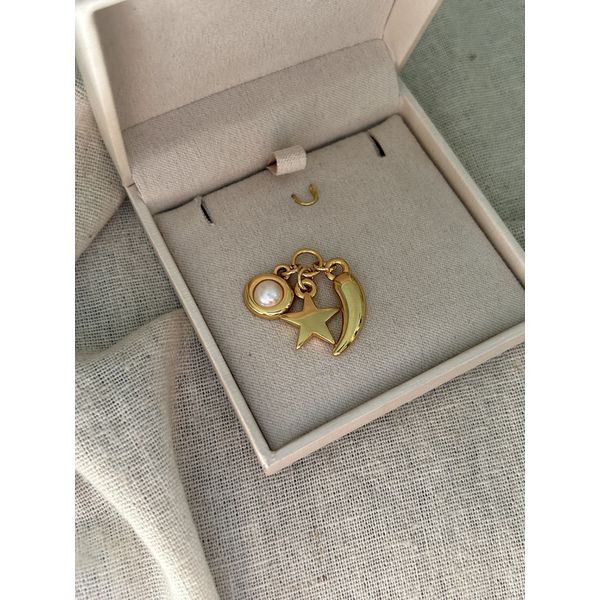 PINGENTE PATUÁ DE ESTRELA PÉROLA E DENTE BANHADO A OURO