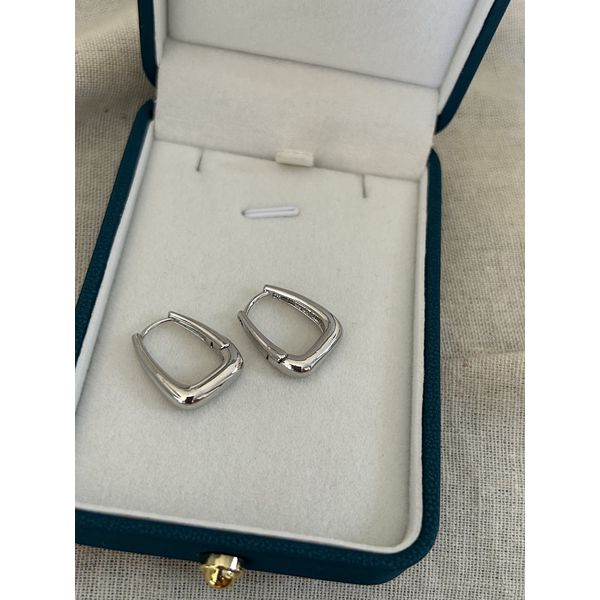 Brinco Argola Triangular Banhado a Ródio Branco 