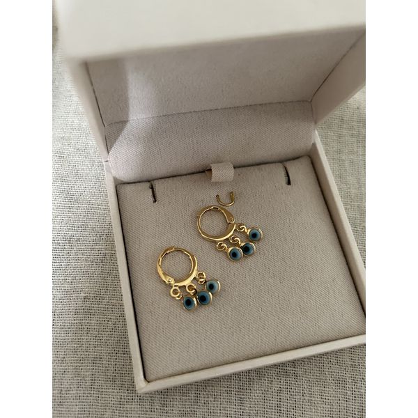 BRINCO ARGOLINHA OLHO GREGO TRIPLO PENDENTE BANHADO A OURO