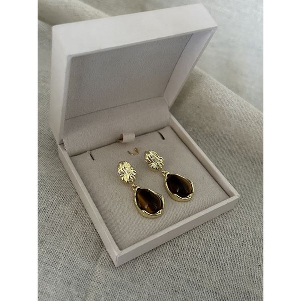 BRINCO ORGÂNICO COM PENDENTE EM RESINA MARROM BANHADO A OURO