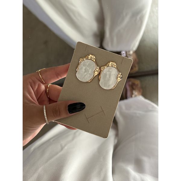 Brinco Orgânico Resinado Madrepérola Banhado a Ouro 