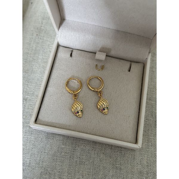 BRINCO ARGOLINHA PENDENTE CONCHA BANHADO A OURO