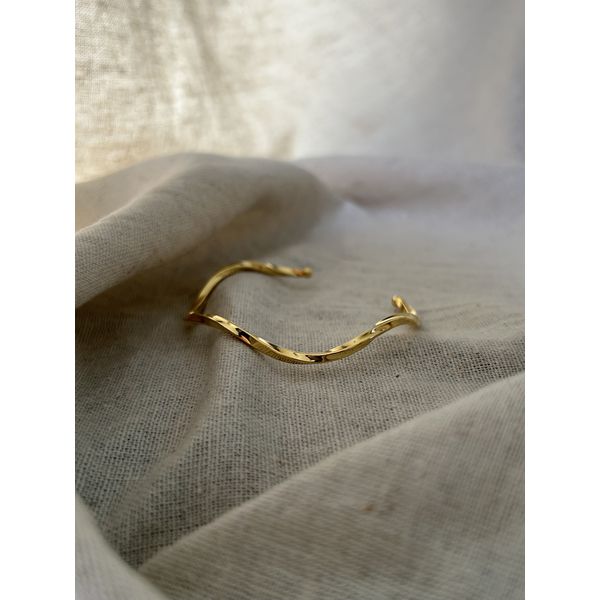 BRACELETE ONDULADO TORCIDO BANHADO A OURO