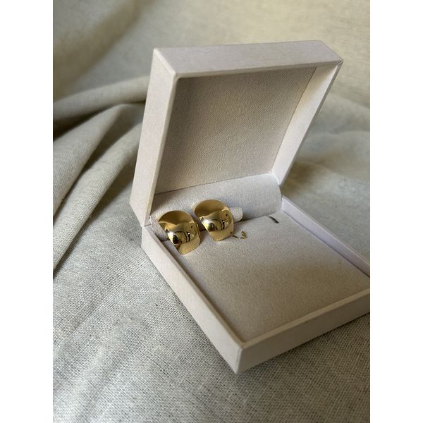 BRINCO BOTÃO MEIA LUA BANHADO A OURO 