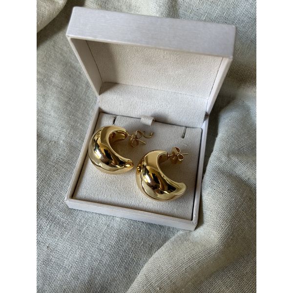 BRINCO ARGOLA MEIA LUA ABAULADA BANHADA A OURO 