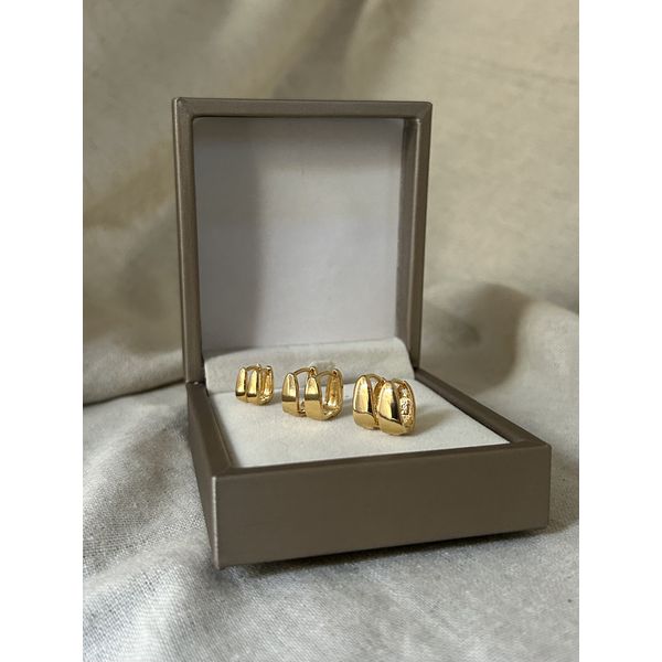 TRIO ARGOLAS TRIANGULARES LISAS BANHADAS A OURO