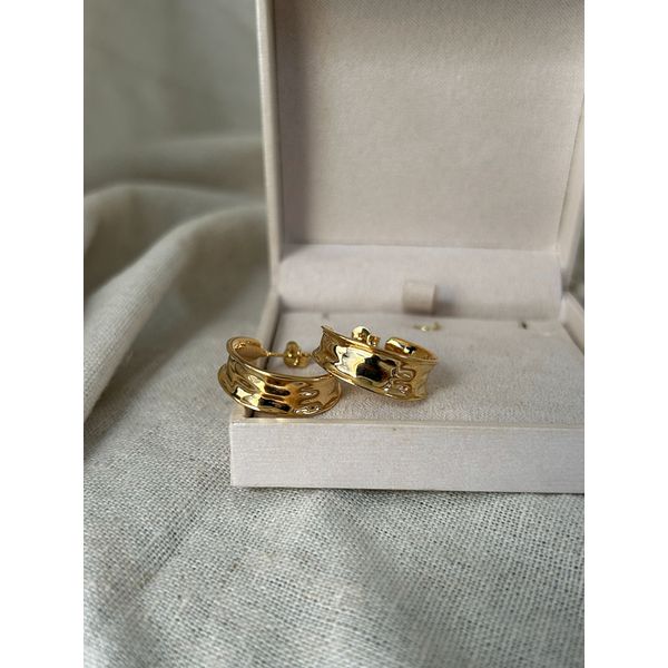 BRINCO ARGOLA MARTELADA BANHADA A OURO