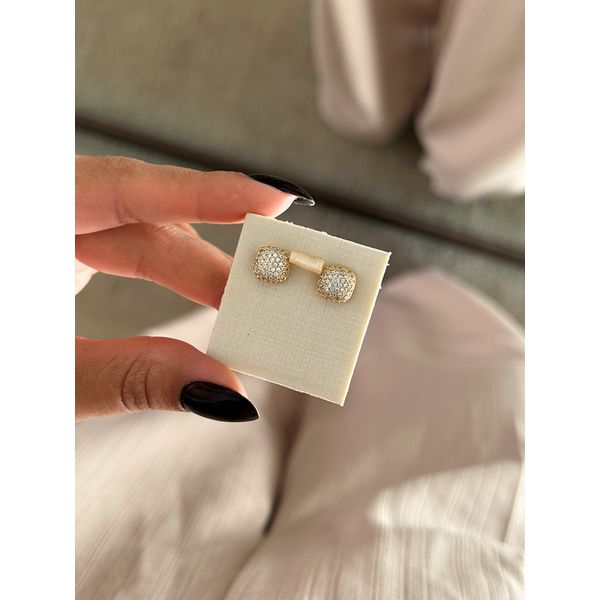 BRINCO QUADRADO CRAVEJADO ABAULADO BANHADO A OURO