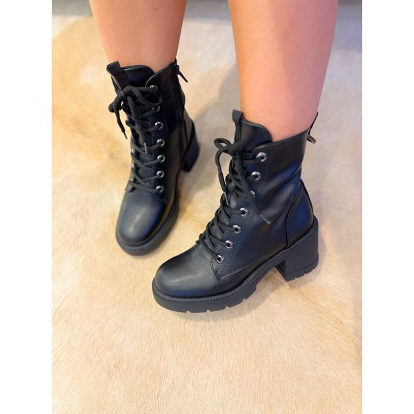 Bota Basic Cadarço Preta