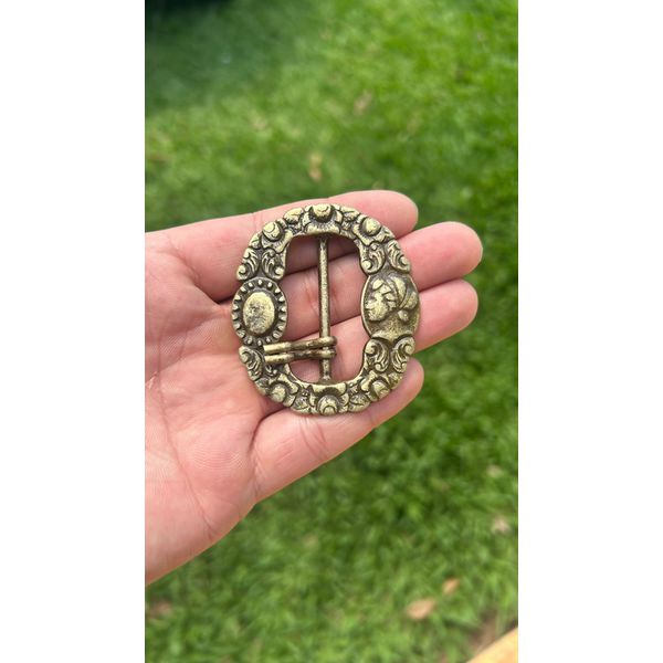 FIVELA MULHER NO ESPELHO ZAMAC AMARELA