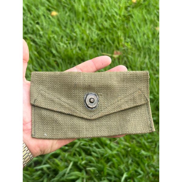 BOLSINHA MILITAR COM BOTÃO