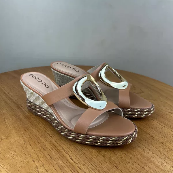 Sandália Feminina Beira Rio Anabela Caramelo com Detalhe Dourado