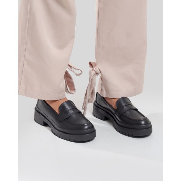 Mocassim Feminino em Couro Clássico Preto