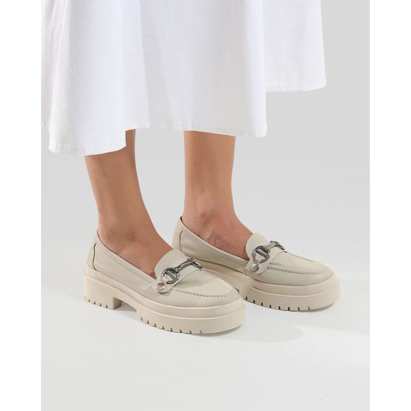 Mocassim Feminino em Couro Off White Com Fivela 5