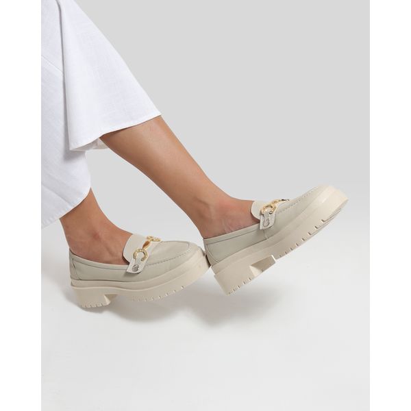 Mocassim Feminino em Couro Off White Com Fivela 2