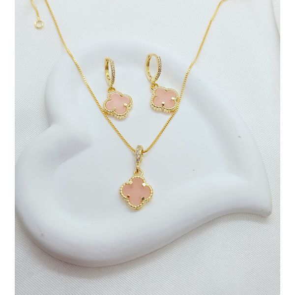 Conjunto Trevo Madre Rosa Com Detalhes em Zircônias Banhado a Ouro