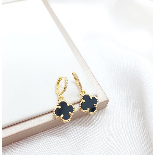 Brinco Argola Trevo Com Detalhes de Zircônias Banhado a Ouro