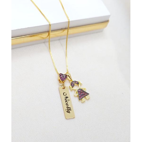 Colar Uma Plaquinha Personalizada e Pingente Menina Banhado a Ouro