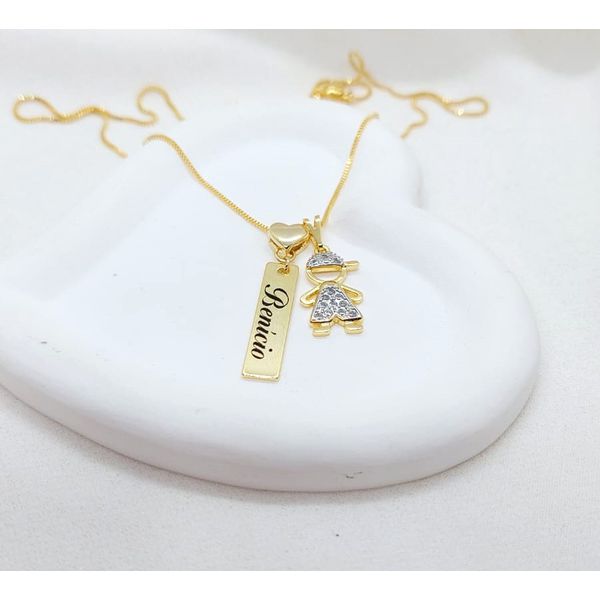Colar Uma Plaquinha Personalizada e Pingente Menino Banhado a Ouro