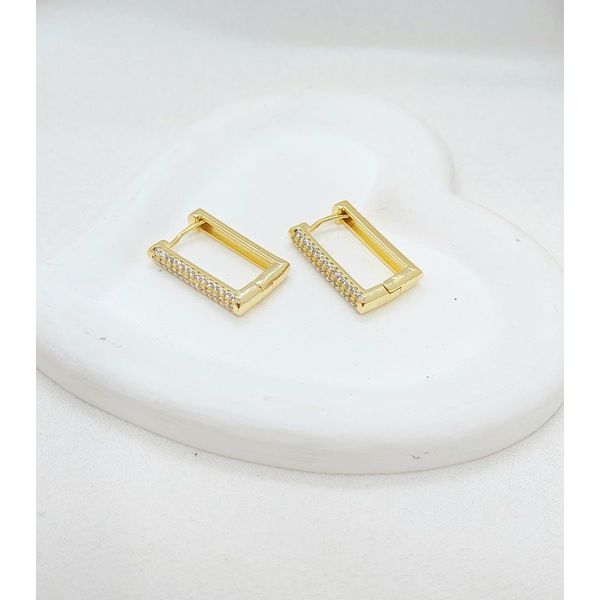 Brinco Argola Quadrada Com Um Lado Cravejado Banhada a Ouro