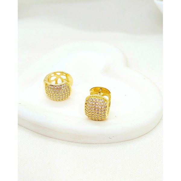 Brinco Argola Redonda Cravejada e Zircônias Banhada a Ouro