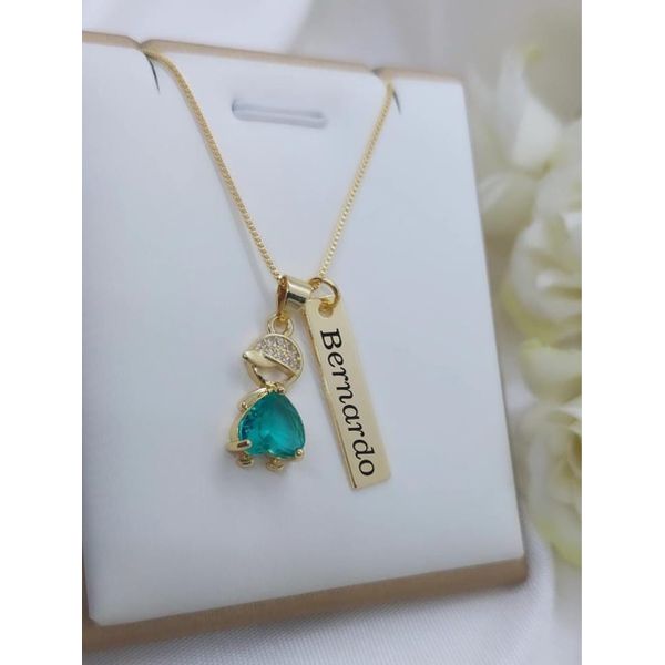 Colar Com Uma Plaquinha Personalizada e Pingente Menino Pedra Banhado à Ouro