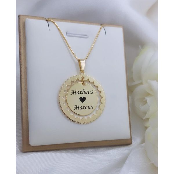 Gargantilha Círculo Personalizado e Bordas Corações Banhado a Ouro