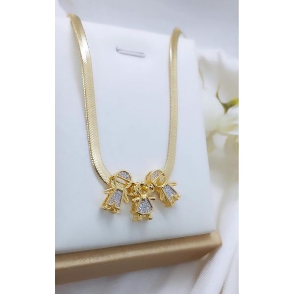 Colar Fita 4mm Com 3 Pingentes De Filhos Banhado a Ouro