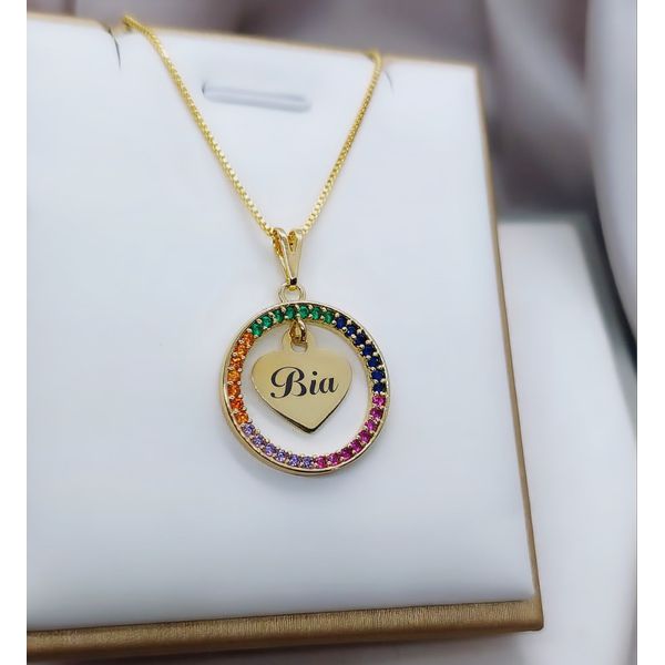 Colar Aro Em Zircônia Coloridas e Coração Com Um Nome Banhado a Ouro