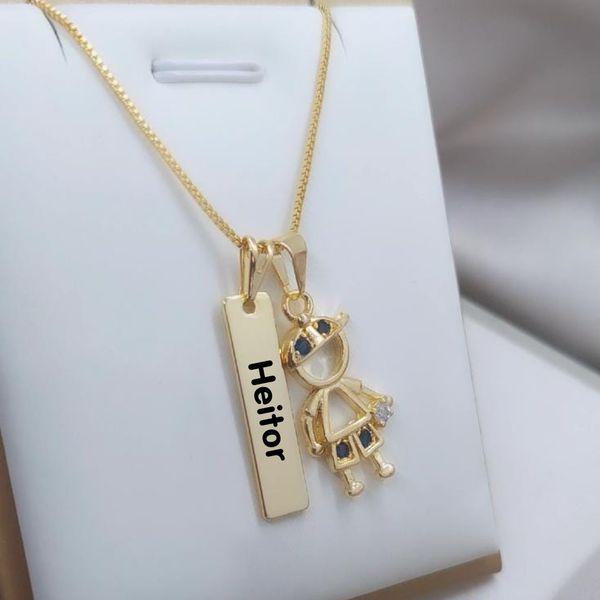 Colar Uma Plaquinha Personalizada e Pingente Menino Banhado a Ouro