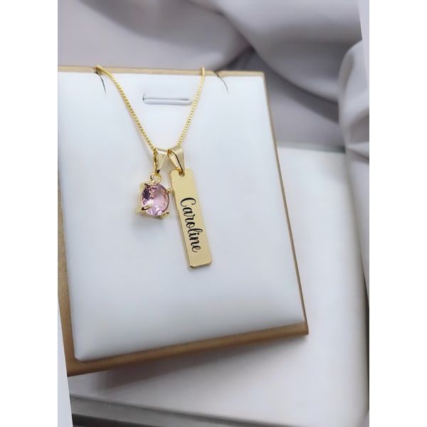 Colar Plaquinha Personalizada Banhada a Ouro Com Pingente De Ponto De Luz Rosa Claro