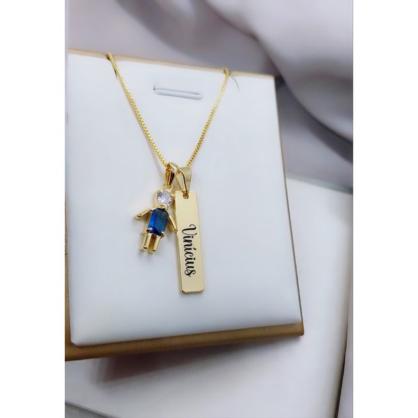 Colar Uma Plaquinha Personalizada e Pingente Menino Pedra Banhado a Ouro