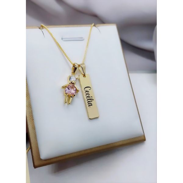 Colar Uma Plaquinha Personalizada e Pingente Menina Pedra Banhado a Ouro