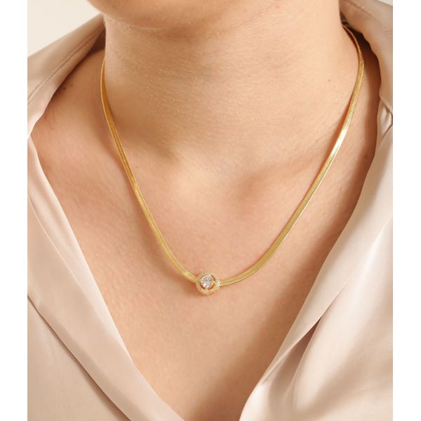 Colar Fita Com Pingente de Zircônias Banhado a Ouro 